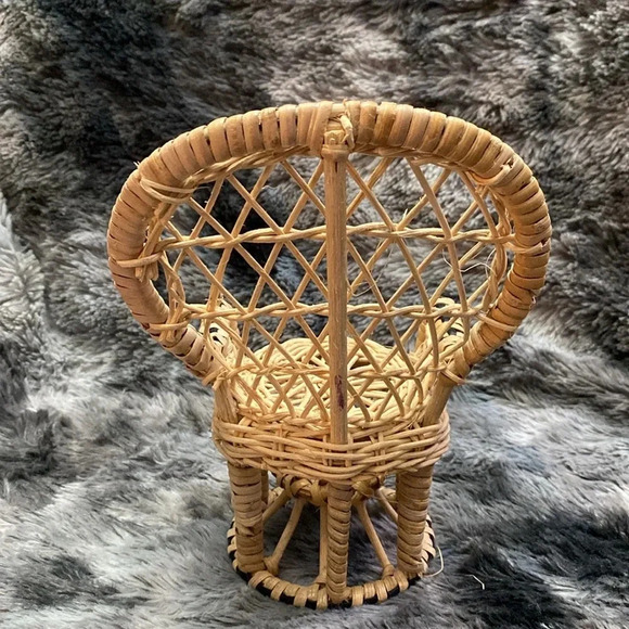 3 Vintage Miniature Wicker Rattan Peacock Chairs and 1 table - Picture 5 of 16